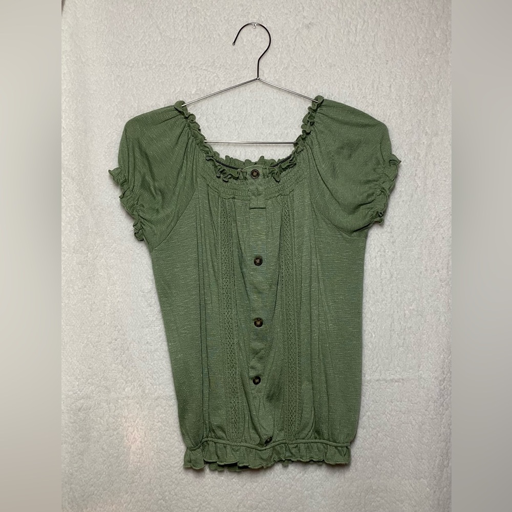 Can be a regular shirt or shoulder top.